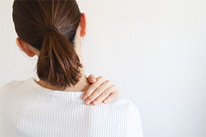 慢性的な肩こり、それには歯並びが関係しているかも