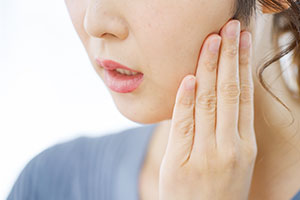 矯正治療中に奥歯が痛い！どのくらい続く？原因と対処法は？
